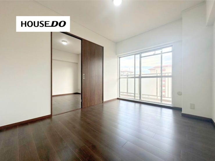 隣のお部屋とつながる洋室。引き戸を開ければ、より広がりのある空間として活用できます。