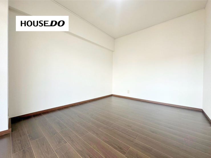 落ち着いた色合いのフローリングが印象的な洋室。寝室や子ども部屋にもおすすめです。