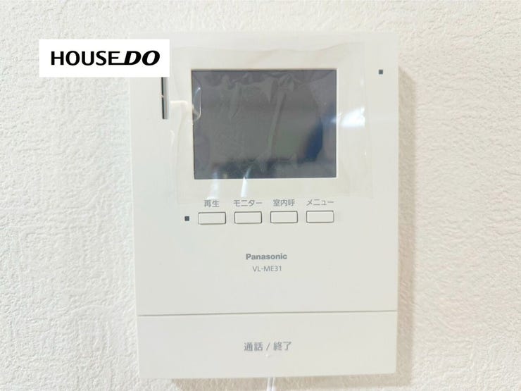 来訪者を画面で確認できるTVモニター付インターホン。防犯面にも配慮された設備です。