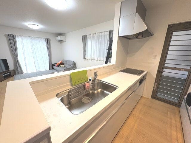 調理をしながらでも家族と会話できるカウンタータイプのキッチンは、食洗器が付いています
忙しいお母さんの頼れる味方です♪