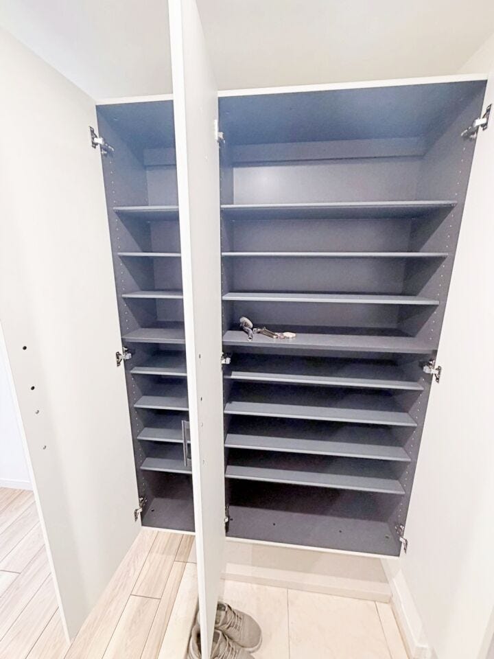 靴や外出用品などをすっきり収納できる玄関収納を設置。玄関まわりを整理整頓しやすく、家族が気持ちよく出入りできる空間を保てます。