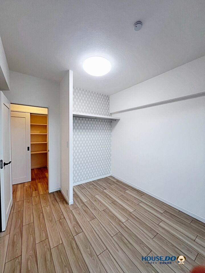落ち着いた雰囲気の洋室は、主寝室としても使いやすい広さ。ベッドや家具を配置してもゆとりがあり、仕事や趣味を楽しむプライベート空間としても活用できます。