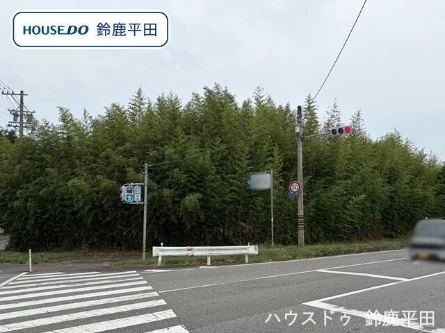 【外観】
成美小学校/久居中学校エリアの土地です。道路沿いで視認性が高く、車のアクセスがしやすい立地です。(2026年8月29日 撮影)