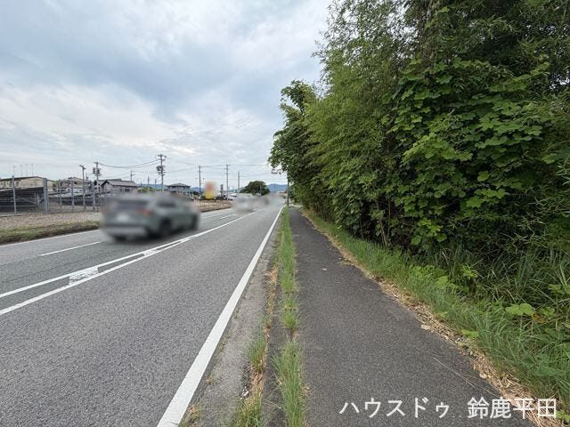 【南西側前面道路】見通しが良く、幅員の広い道路に面しています。歩道があるので歩行者も安心ですね。(2026年8月29日 撮影)