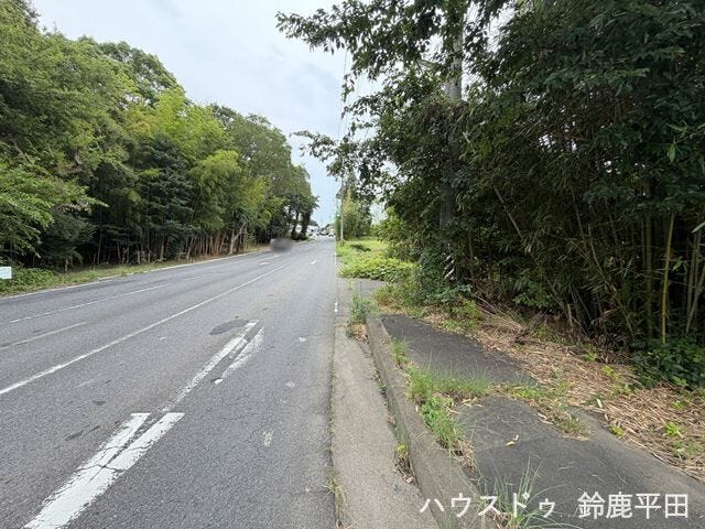 【北側前面道路】2方向の道路で開放感のある立地です。(2026年8月29日 撮影)