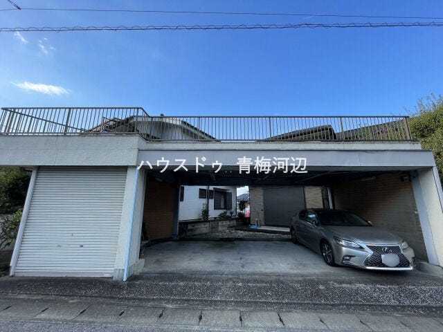 駐車場:屋根があるので雨の日も安心ですね。並列で3台駐車可能です。