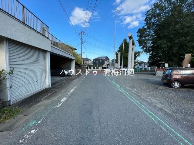 【南側 前面道路】車がすれ違える道幅です。車1台とベビーカーですれ違っても余裕のある道幅は安心ですね。