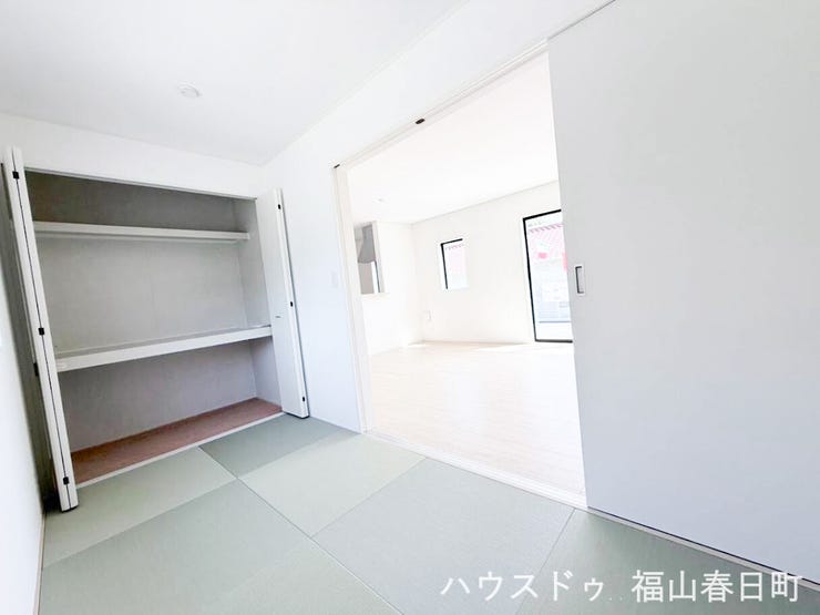 リビングに隣接した和室は、お子さまの遊び場やお昼寝スペース、来客時の客間としても活躍。家族の気配を感じながら、ゆったりくつろげる便利な一室です。