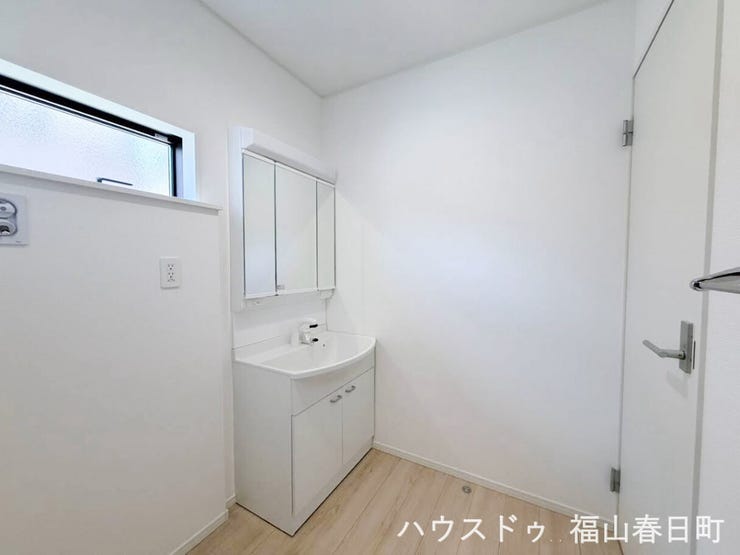 明るく清潔感のある洗面室。収納も充実し、毎日の身支度が快適です。