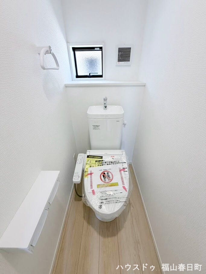 ■ウォシュレット付き■温水洗浄便座を標準装備。毎日使う場所だからこそ、快適さにこだわった上質なトイレ空間です。