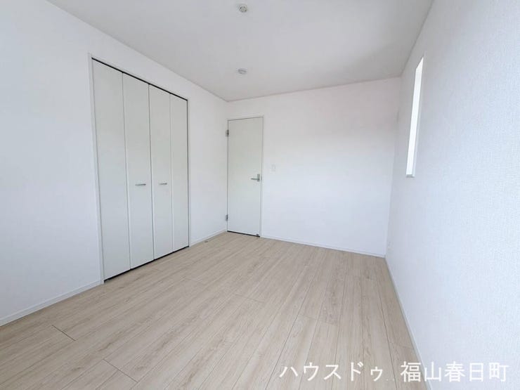 ■2階6畳洋室①■2か所の窓から自然光が差し込む、明るく心地よい洋室です。