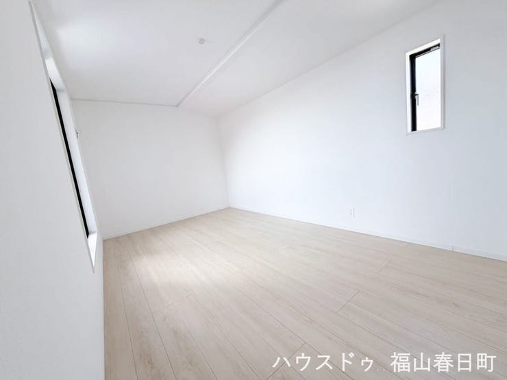 ■2階8畳洋室■約8畳の洋室。主寝室としてはもちろん、ベビーベッドやデスクも置けるため、子育て世帯にもおすすめです。
