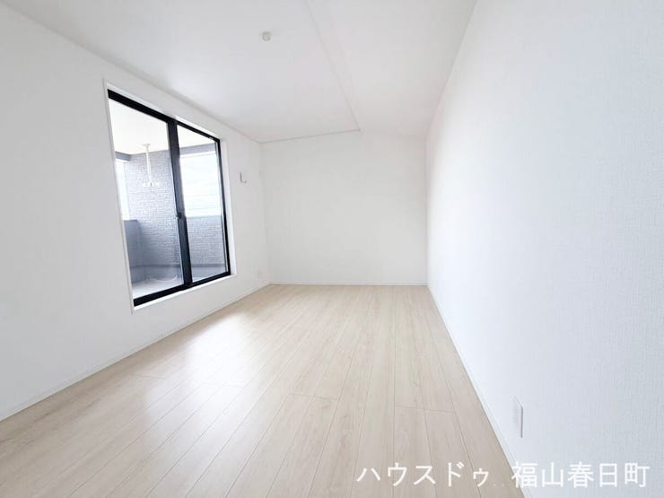 ■2階8畳洋室■2か所の窓から自然光が差し込む、明るく心地よい洋室です。