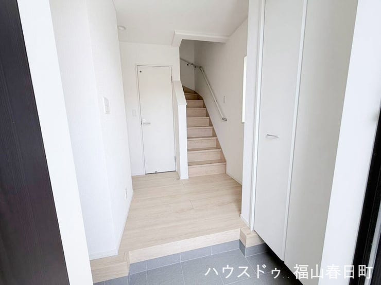 ■広々とした玄関ホール■ゆとりある空間で靴の脱ぎ履きもストレスなく、来客を温かく迎えられる品のある第一印象です。