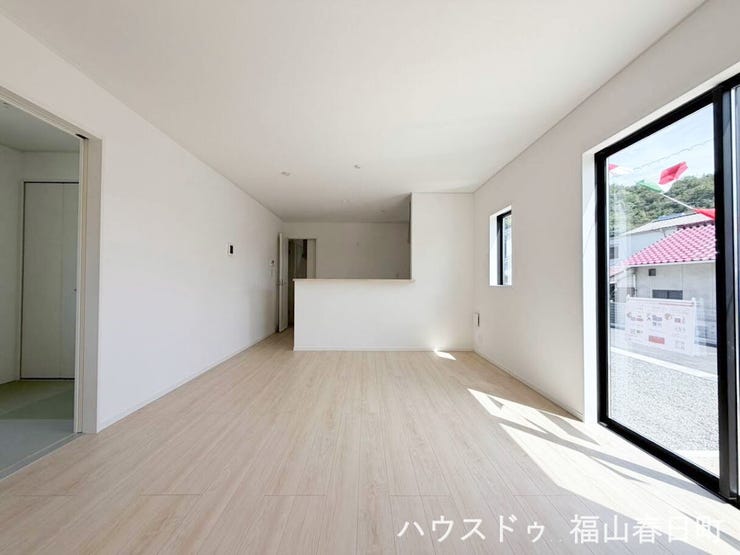 ■広々LDK■開放感あふれる大空間で、家族みんながつながる時間を。吹き抜けから降り注ぐ光が、暮らしを豊かに彩ります。