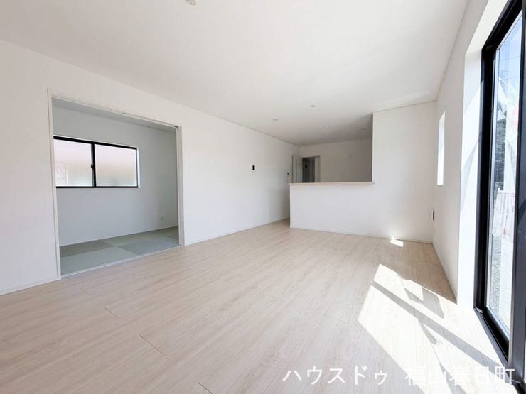 ■南向き・日当たり良好■午後の陽ざしがやわらかく部屋を包む、明るく温かみあふれるリビング空間です。