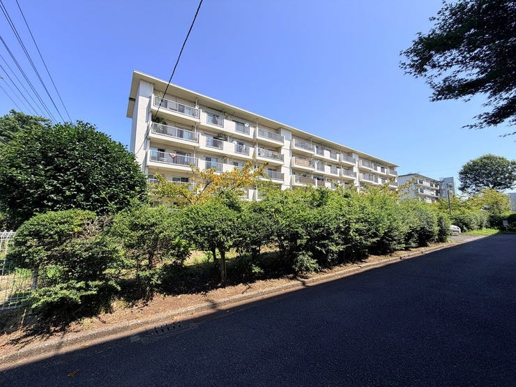 【外観写真】
家族を優しく迎える温かみあるマンション外観
植栽に彩られた心地よいマンションアプローチ
安心感のある管理体制が感じられる外観