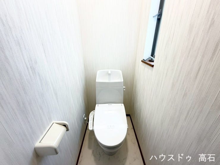 清潔感のあるトイレ空間。温水洗浄便座を備え、日々快適にご利用いただけます。