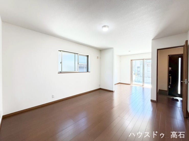 【2面採光で陽当り・通風良好】のびのび暮らせるリビングダイニング。