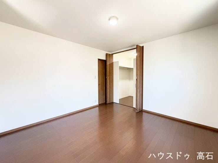8畳洋室
服や季節の荷物もすっきり片付くウォークインクローゼット付きで、お部屋をより広くお使いいただけます。