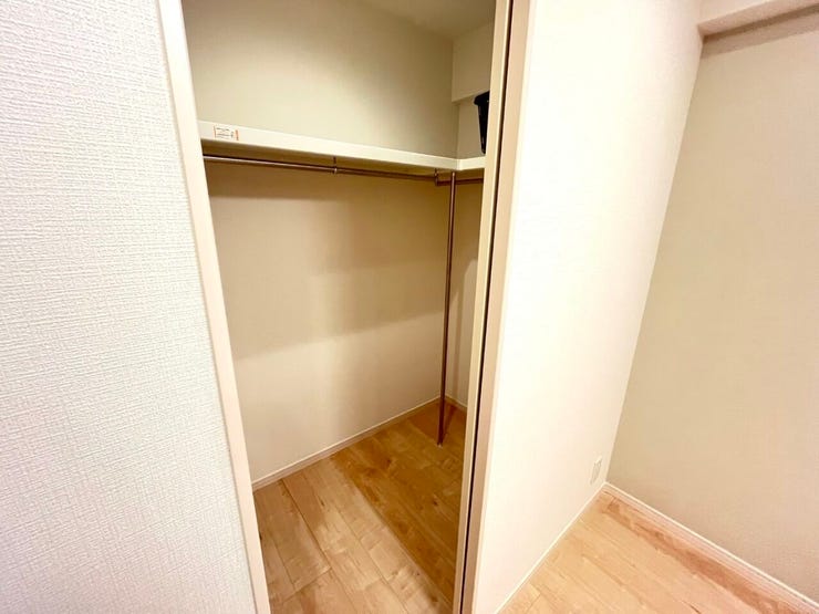 人気のウォークインクローゼットが備え付けられております♪収納が広々としているとインテリアや家具のレイアウトにもこだわることができますね。全居室収納付きで機能性にも優れた住宅です☆