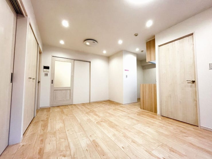 開放感とデザインの共存、我が家の室内を華やかに演出してくれる見事な空間です。時には家族の笑い声がこだまし、時にはゆったりと落ち着く時が流れ、どんな時間も包み込んでくれるような安心感があります。