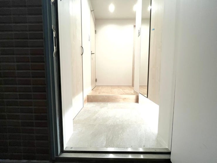 上質感漂う玄関です♪居住者の帰り、訪れる方を優しく迎える・安らぎに満ちた生活空間を予感させるようなその佇まいが魅力的ですね。「行ってらっしゃい」「おかえりなさい」が溢れるような明るい空間です☆