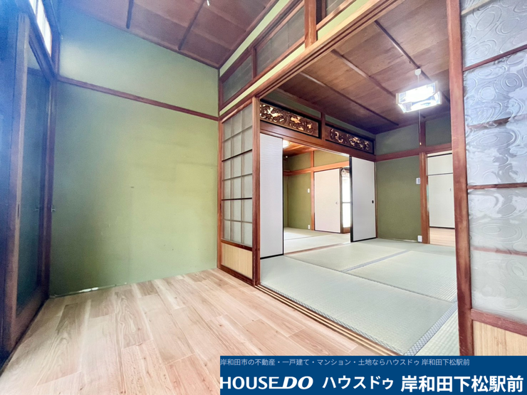 手前側の板の間と奥の和室が自然につながる、開放感のある使い勝手の良い空間です。障子から差し込む優しい光が心地よく、ライフスタイルに合わせて多彩な用途にご活用いただけます!
