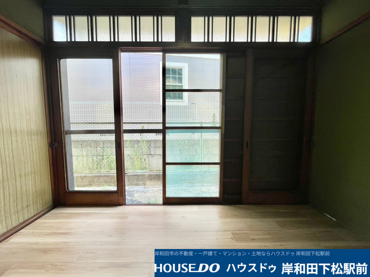 大きな窓からたっぷりと明るい光が差し込む、開放感あふれる心地よい空間です。外への出入りもしやすく、木の温もりが感じられるフローリングと伝統的な建具の組み合わせが魅力です!