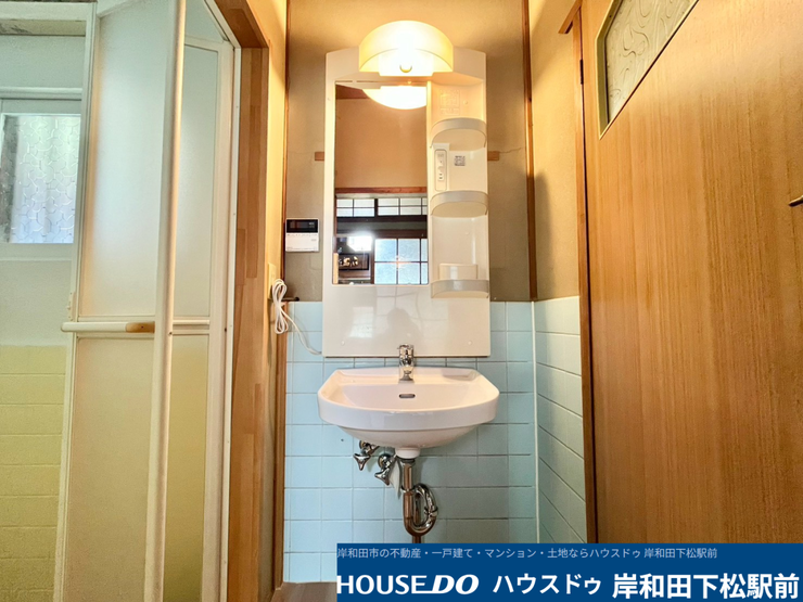 すっきりと使い勝手の良いシンプルな洗面所です。明るい照明と使いやすい洗面ボウルが備わっており、毎日の身支度や洗顔などのスキンケアも快適に行える清潔感のある空間です!