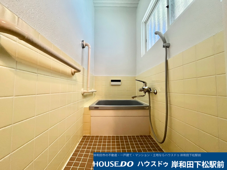 手すりが設置され安全性に配慮された、明るく清潔感のある浴室です。ゆったりとした浴槽で一日の疲れをしっかりと癒すことができ、小窓から自然光と心地よい風が入る快適な空間です!