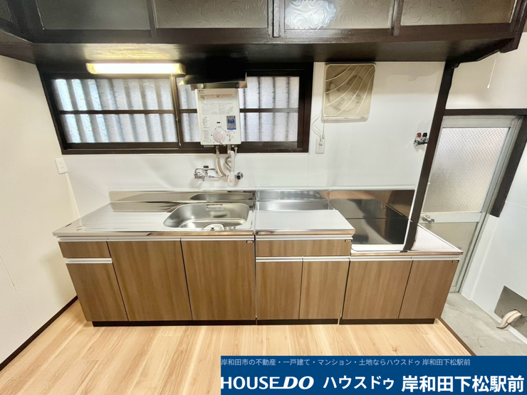 調理スペースが広く、毎日の料理がスムーズに楽しめる機能的なキッチンです。すっきりと収納できるキャビネットを備えており、明るく清潔感のある空間で快適にお料理の時間を満喫できます!
