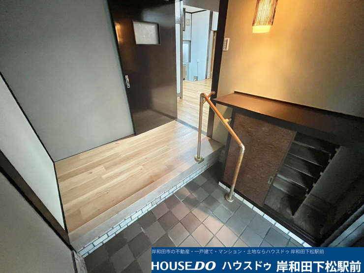 木の温もりが感じられるすっきりと綺麗な玄関です。安心の手すりが設置されており、日々の家族の出入りやゲストのお出迎えもスムーズに行える、温かみと実用性を兼ね備えた心地よい空間です!