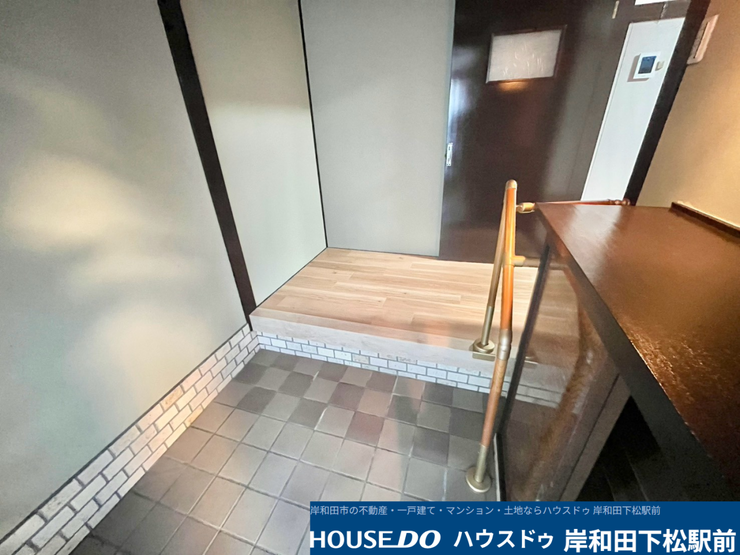すっきりと綺麗な落ち着きのある玄関スペースです。便利な手すりが備え付けられており、毎日の家族の出入りや大切なお客様のお出迎えも安全でスムーズに行える、使い勝手の良い空間です!
