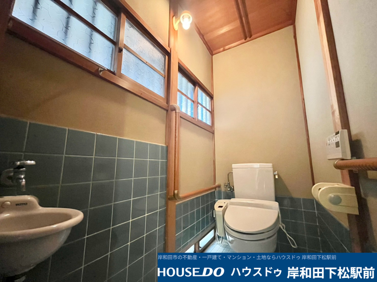 温水洗浄便座付きで快適にお使いいただける清潔感のあるトイレです。手洗い場や便利な手すりも備わっており、高い利便性と安心感を兼ね備えた、心地よい空間づくりがなされています!