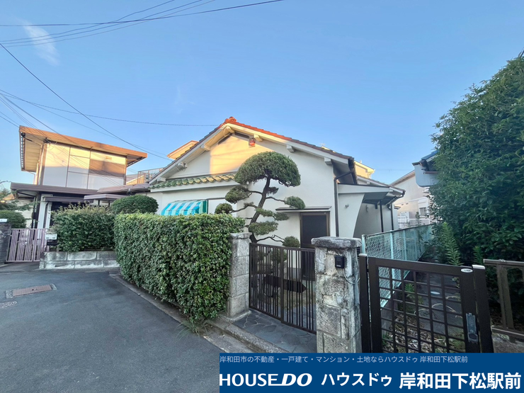 【外観】
青空に映える落ち着いた佇まいの外観です。手入れされた植栽や趣きのある門構えが調和しており、温かみと安心感を感じさせる住まいです。毎日の帰り道が楽しみになるような、心安らぐ雰囲気が広がっています!
