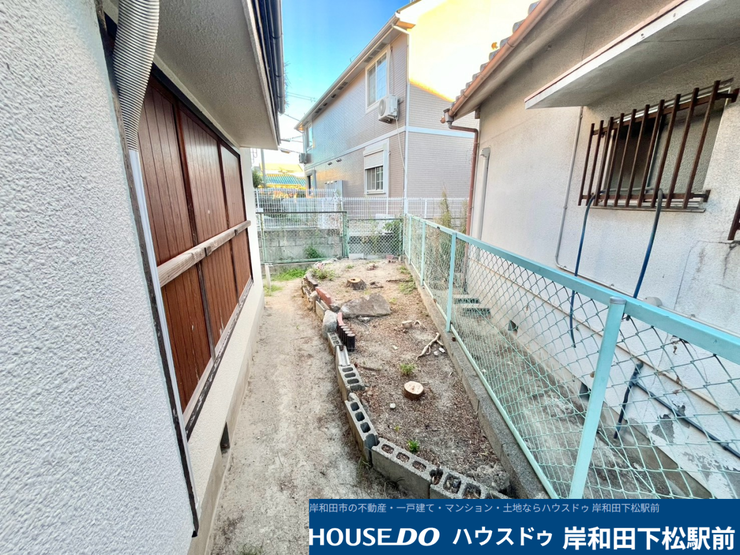 建物まわりのゆとりあるスペースを捉えた、すっきりと見通しの良い外観写真です。フェンスに囲まれた敷地内は日当たりも良好で、ガーデニングや趣味のスペースなどアイデア次第で多彩に活用できます!