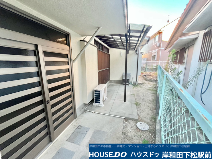 すっきりと舗装された使い勝手の良い建物まわりのスペースです。屋根付きの部分もあり、雨の日のお出かけやちょっとした作業にも便利で、日々の暮らしを快適にサポートしてくれる空間です!
