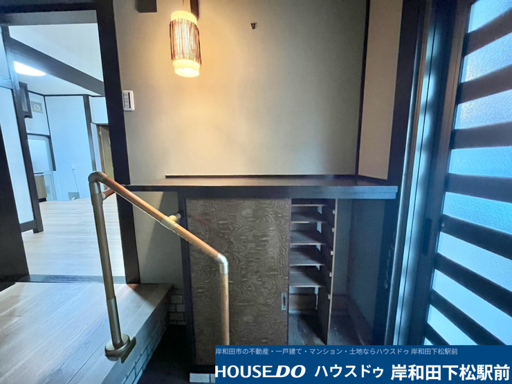 すっきりと靴を収納できる便利な下駄箱が備わった玄関収納スペースです。カウンター上には小物を飾ることもでき、お出迎えの空間を温かく演出します。安心の手すりも設置されています!