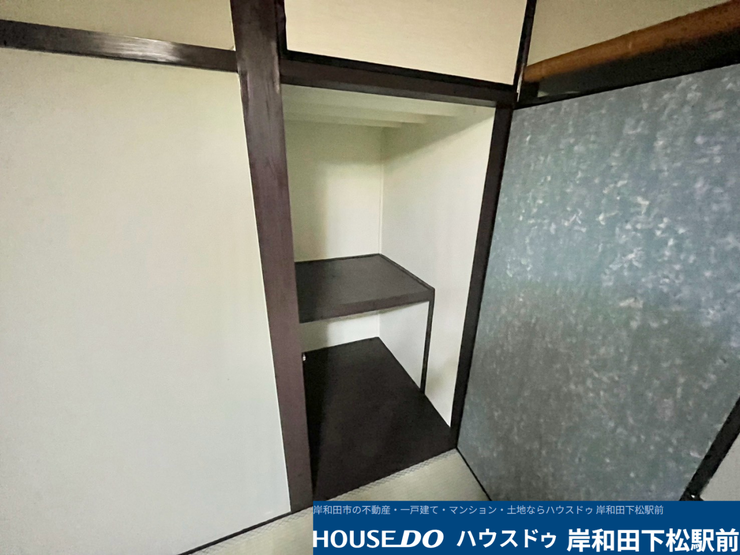 棚板が設置されており、小物や日用品などを整理してすっきりと収納できる便利な収納スペースです。空間を有効に活用できるため、お部屋をいつでも綺麗に保つことができます!
