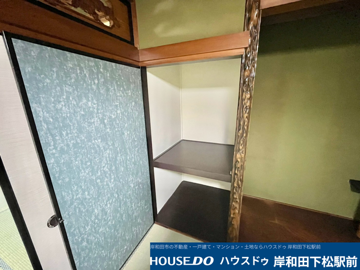 和室の空間に調和する、棚板が備わった便利な収納スペースです。日用品や小物を綺麗に整理して片付けることができ、お部屋をすっきりと保ちながら快適にお過ごしいただけます!