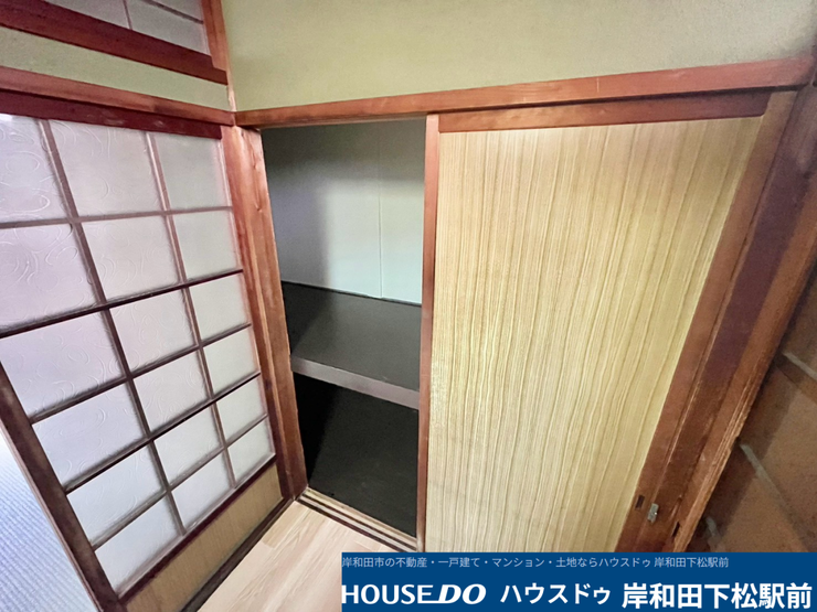 障子やふすまの風合いが美しい、和の趣を感じさせる収納スペースです。棚板がしっかりと備わっており、日用品や荷物をすっきりと整理して片付けられる、実用性に優れた便利な空間です!