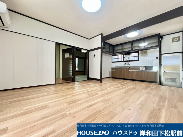明るい木目のフローリングが広がる、清潔感あふれる心地よいリビングです。ご家族が自然と集まるゆったりとした空間になっており、家具の配置もしやすく理想のインテリアをお楽しみいただけます!