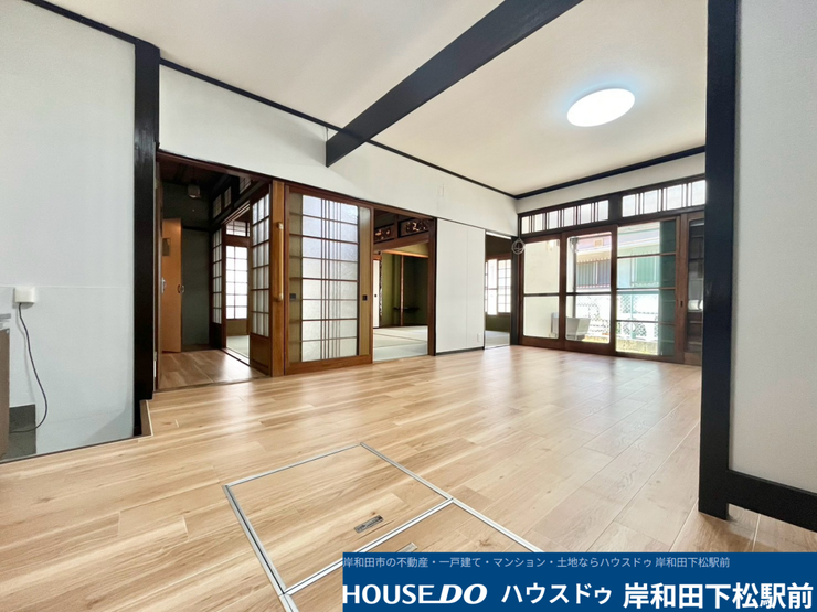 明るい陽光が差し込む、開放感あふれる広々としたリビングです。美しい木目のフローリングが心地よく、ご家族みんながゆったりと寛ぎながら笑顔あふれる時間を過ごせる快適な空間です!