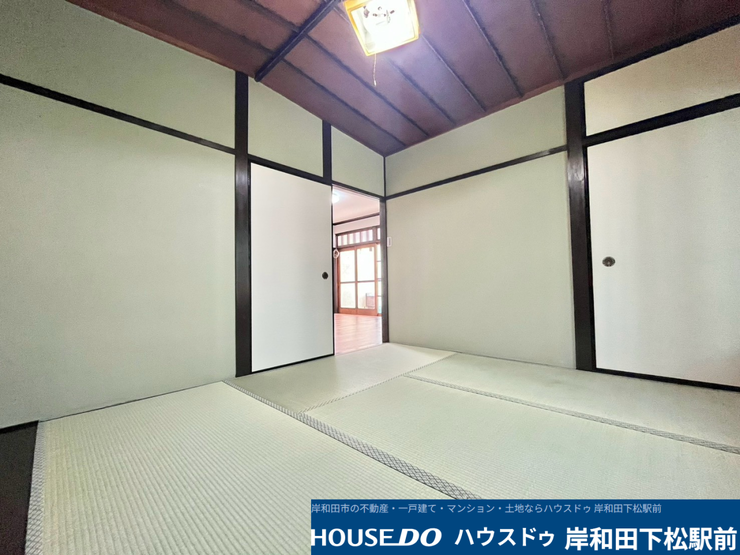 畳の温もりに癒される落ち着いた和室です。客間としてはもちろん、家事スペースや小さなお子様の遊び場など、ライフスタイルに合わせて多目的にご活用いただける便利な空間となっています!