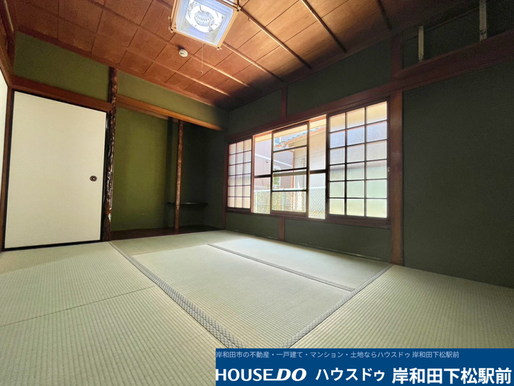 心地よい陽光がたっぷりと差し込む、明るく開放感のある和室です。伝統的な趣きと使い勝手の良さを兼ね備えており、ゆったりとくつろぐ客間やご家族の団らんスペースに最適です!