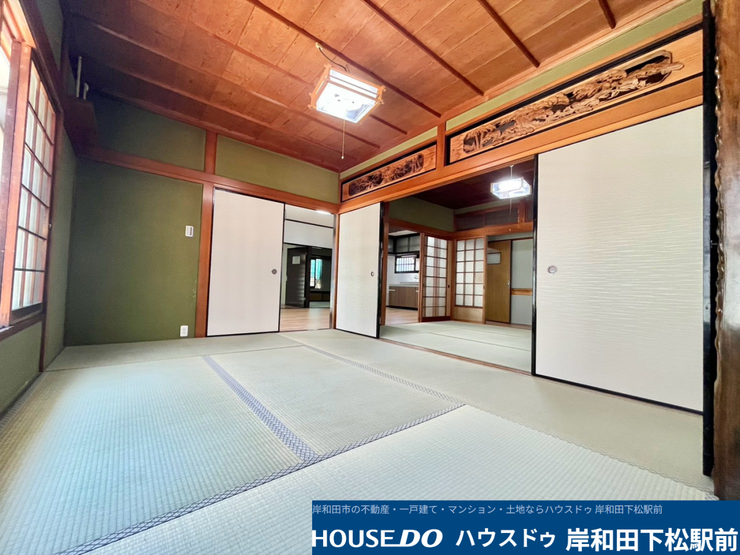 伝統的な趣きのある和室が続き間となっており、襖を開ければ開放感あふれる大空間としてお使いいただけます。ご親戚が集まる際や大人数の来客時など、用途に合わせて柔軟に活用できます!
