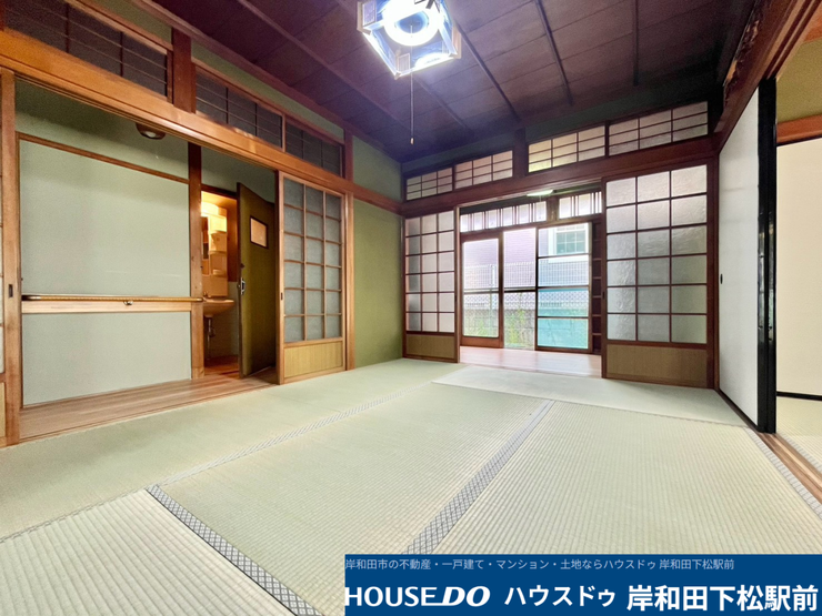 心地よい陽光がたっぷりと差し込む、明るく開放感のある和室です。伝統的な趣きと使い勝手の良さを兼ね備えており、ゆったりとくつろぐ客間やご家族の団らんスペースに最適です!