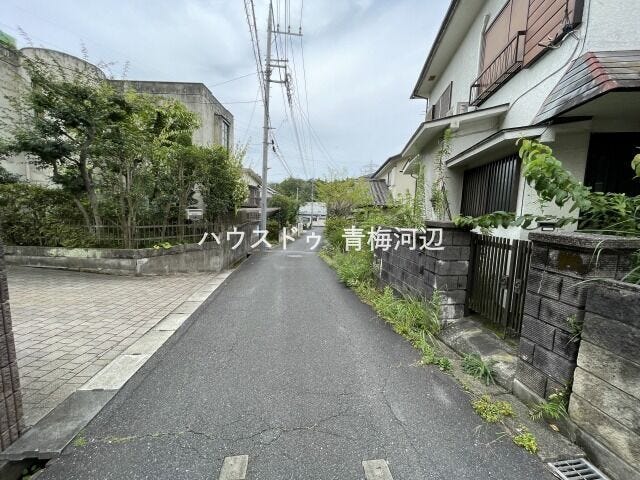 【北側 前面道路】幅員約4mの前面道路です。車がすれ違うには厳しい道幅ですが、車はスピードを抑えて走行するので、お子様にも安全な道幅となっています。