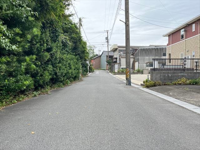 【前面道路含む現地写真】
幅員約5mの前面道路です。車がすれ違える道幅です。車1台とベビーカーですれ違っても余裕のある道幅は安心ですね。(2025年9月25日 撮影)